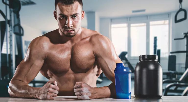 Hombre tomando gainers para ganar músculo