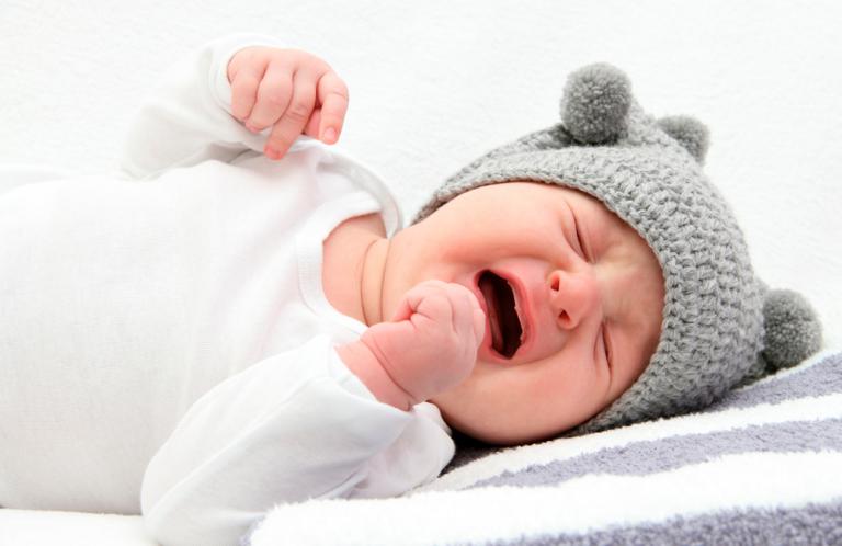 Bebé llorando con síntomas de megacolon congénito