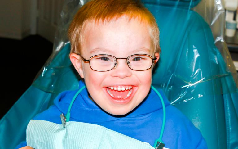 Niño con síndrome de Down en el dentista