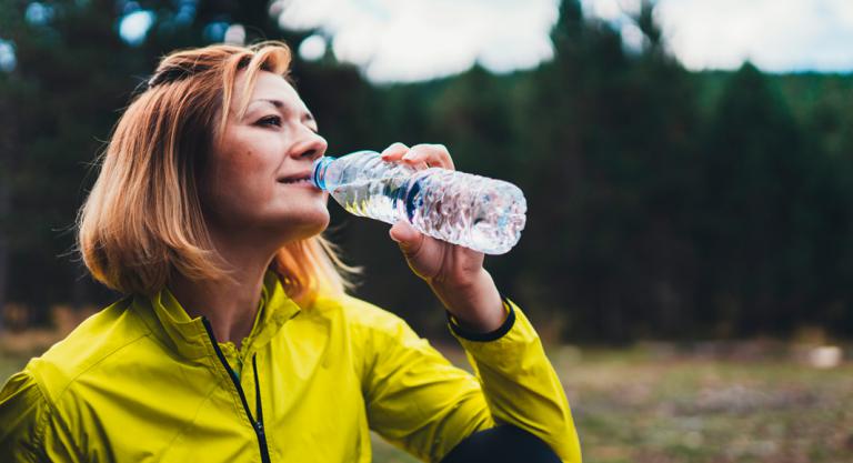 Mujer bebiendo agua antes del ejercicio