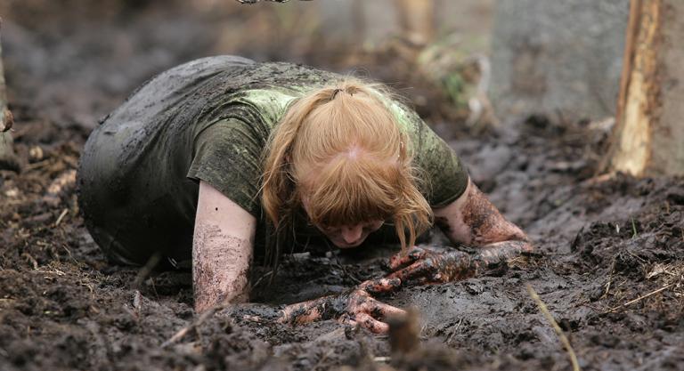 Obstáculos que hay que superar en una mud run: cuerpo a tierra