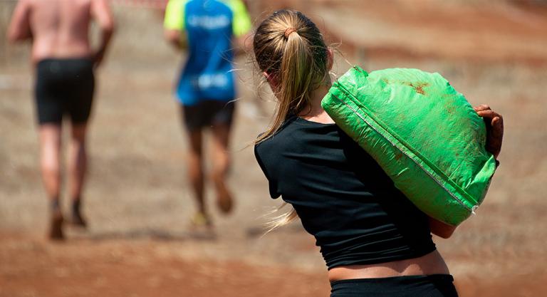 Ventajas de participar en una mud run: fuerza física