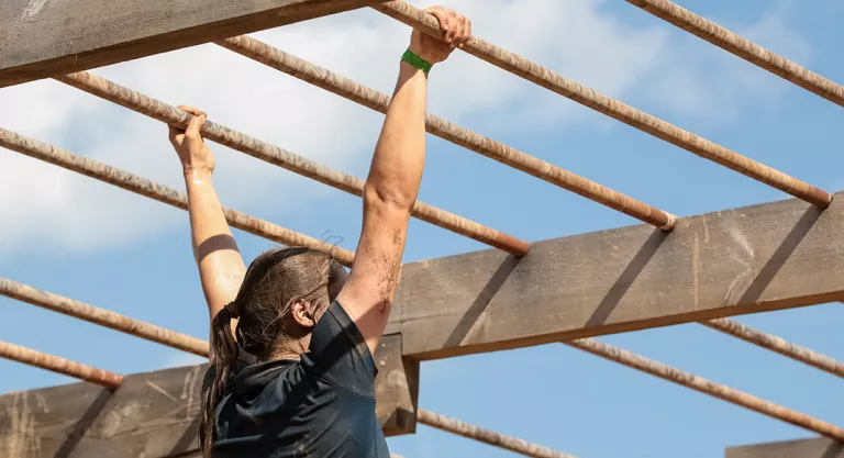 Obstáculos que hay que superar en una mud run: monkey bar