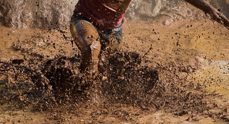 Obstáculos que hay que superar en una mud run: saltos al barro