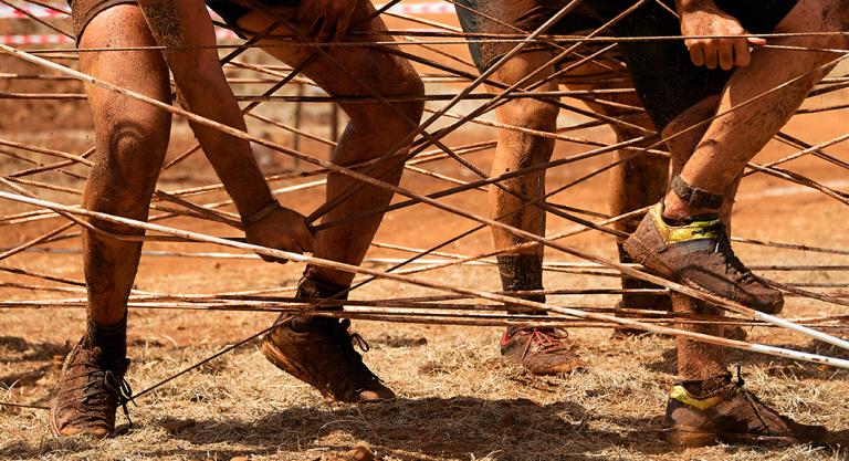 Obstáculos que hay que superar en una mud run: telas de araña