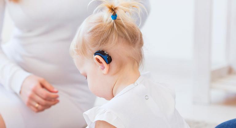 Dispositivo auditivo para tratar los problemas de audición en niños