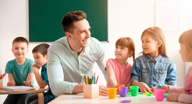 Profesor en la escuela con sus alumnos