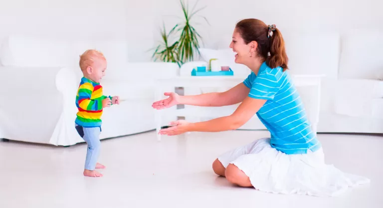 Niño aprendiendo a andar