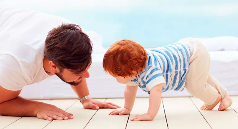 Consejos para familias de niños que están aprendiendo a caminar: ayuda padres