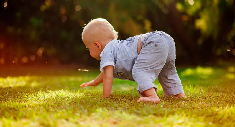 Consejos para familias de niños que están aprendiendo a caminar: dejar explorar