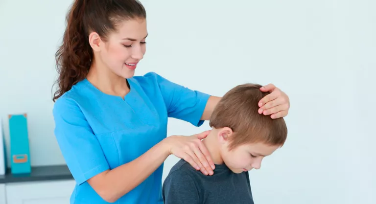 Fisioterapia infantil en el cuello