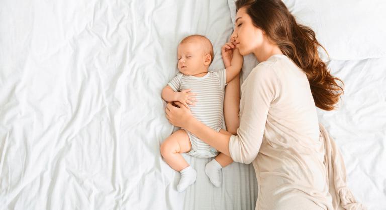 Colecho: beneficios y riesgos de dormir con el bebé
