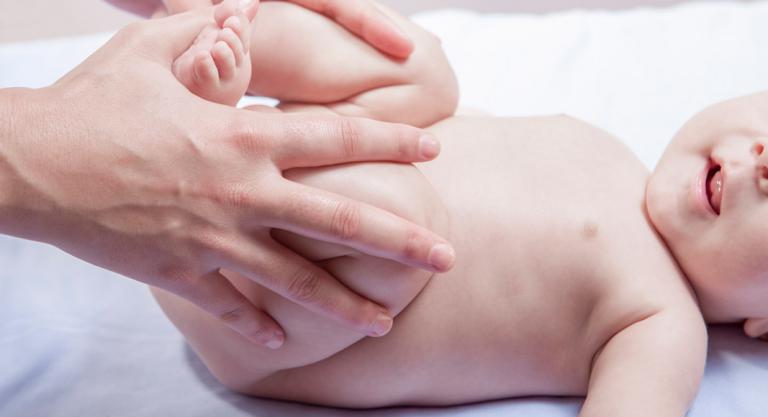 Cómo hacer un masaje a tu bebé ante un cólico