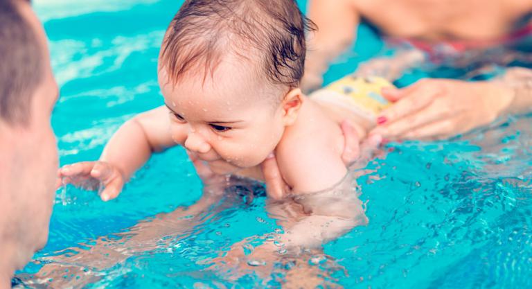 Beneficios de llevar a tu bebé a la piscina