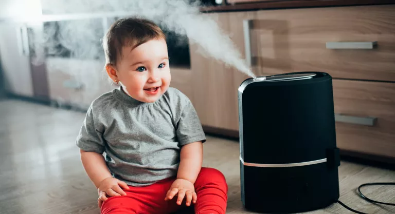 Bebé protegido del calor por un humidificador