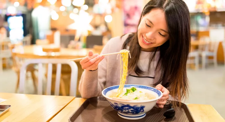 Tipos de honjok: comer solo en un restaurante