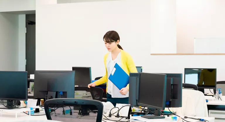 Mujer sola en el trabajo