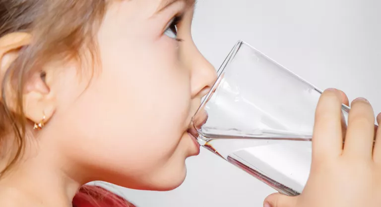 Niña bebiendo agua