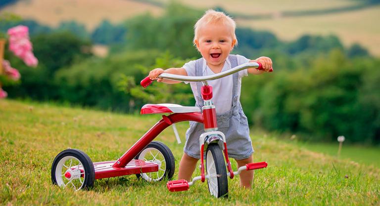 Niño con su triciclo