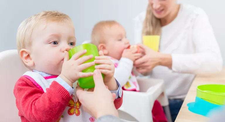 Técnicas compatibles con la lactancia mediante un vaso