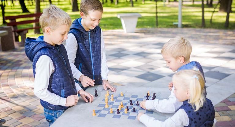 6 beneficios del ajedrez para niños y adolescentes: desarrollo sociopersonal