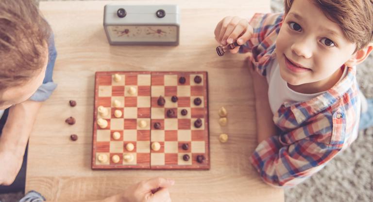6 beneficios del ajedrez para niños y adolescentes: alivio síntomas TDHA