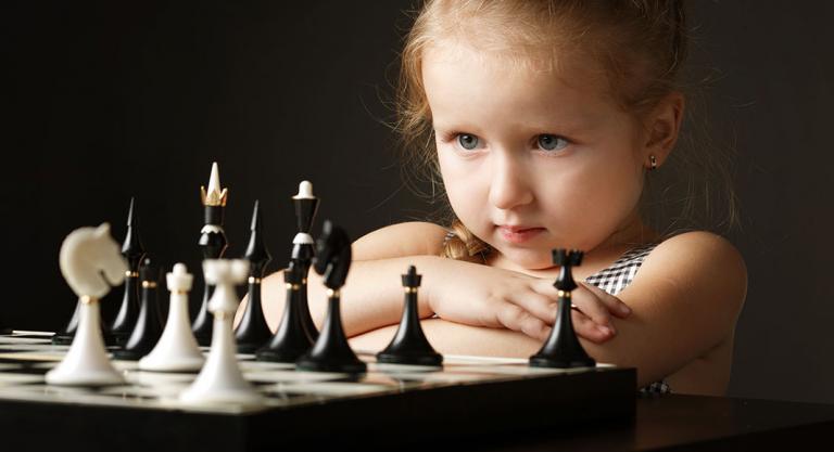 6 beneficios del ajedrez para niños y adolescentes: pensamiento reflexivo