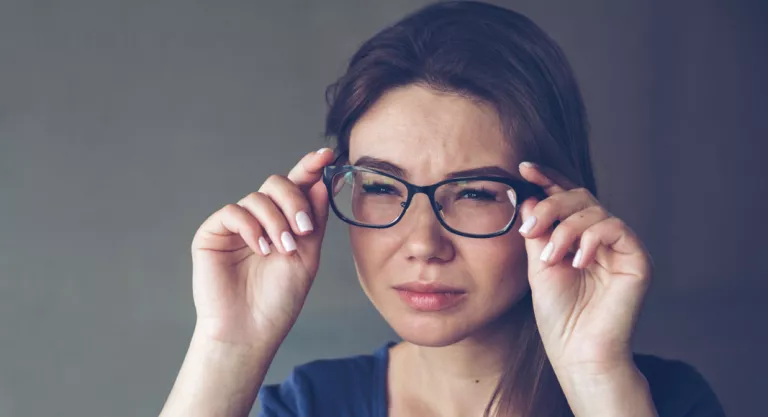 Mujer con astigmatismo