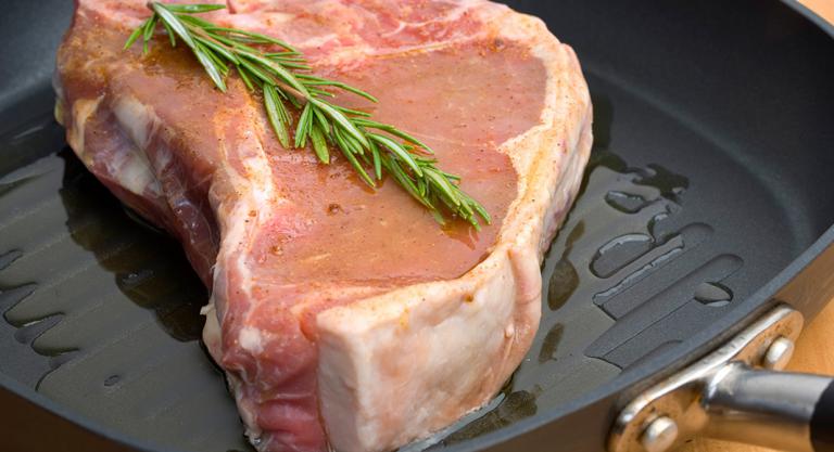 Cómo evitar que se genere espuma al cocinar la carne: tiempo y temperatura de cocinado