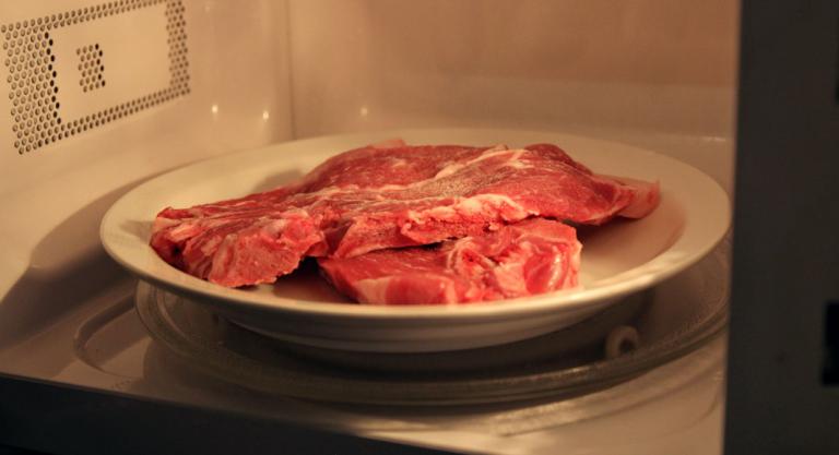 Atemperar la carne en el microondas