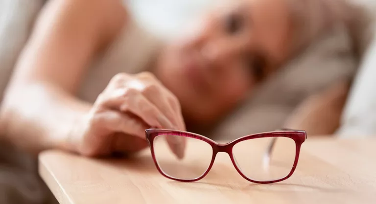 Mujer cansada por la miopía