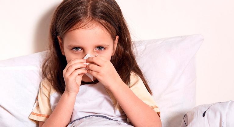 Apnea del sueño en la infancia: niña con problemas nasales
