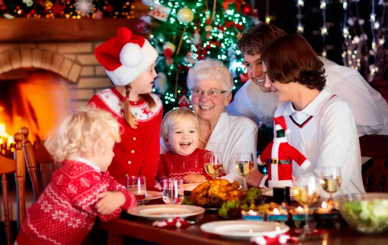 Familia celebrando la Navidad