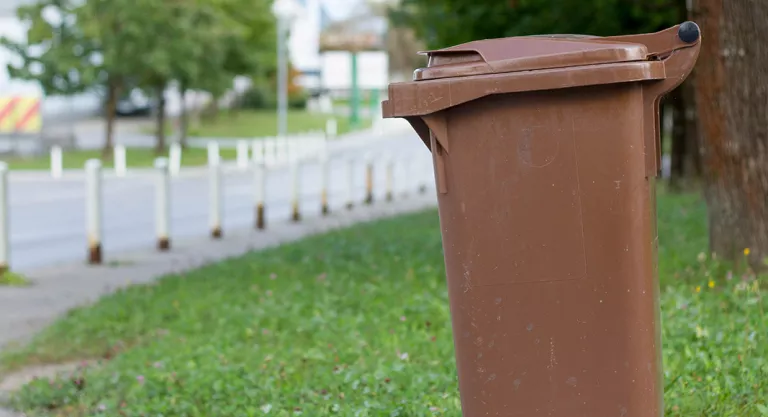 Contenedor de desperdicios y reciclaje varios colores