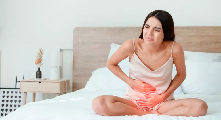 Mujer con dolor menstrual