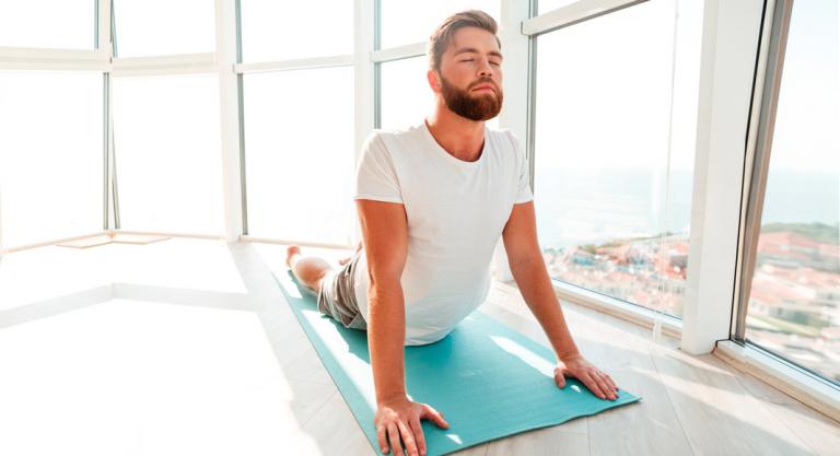 Hombre relajado practicando yoga