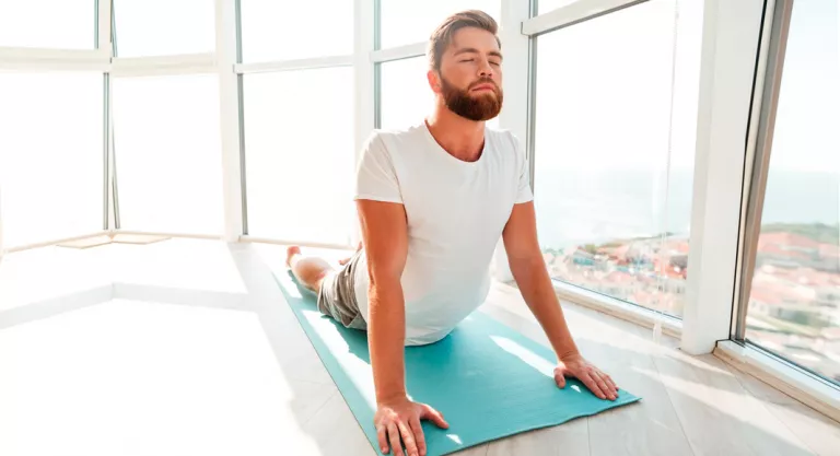 Hombre relajado practicando yoga