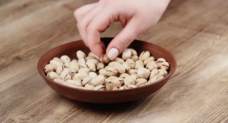 Beneficios de comer pistachos: efecto saciante