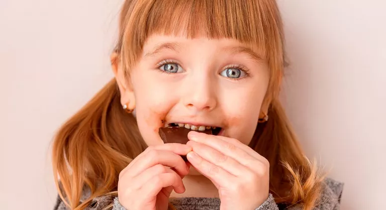 Niña comiendo chocolate