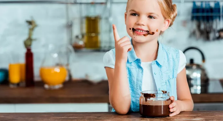 Niño tomando chocolate