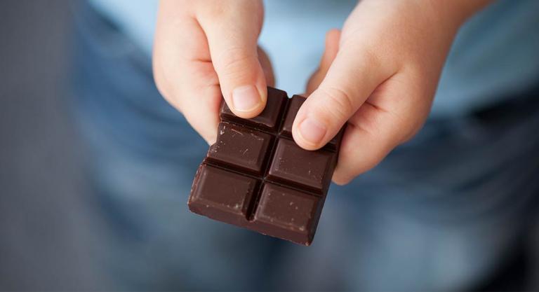 Recomendaciones a la hora de ofrecer chocolate a los niños: chocolate negro