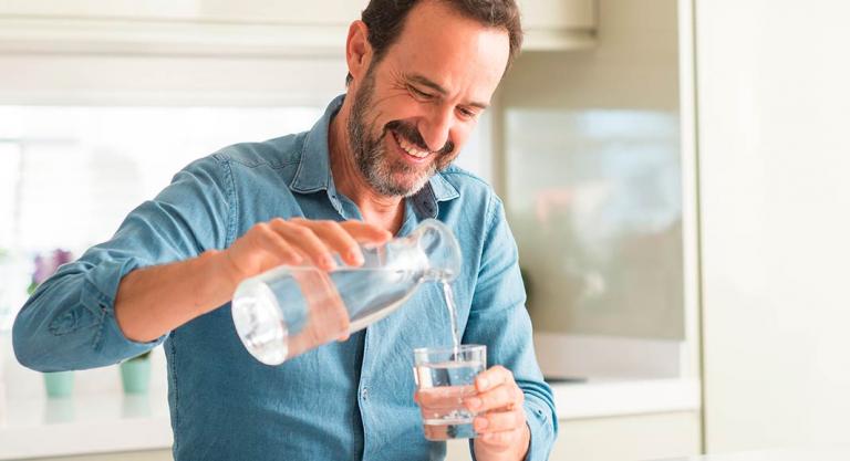 5 beneficios de beber agua por la mañana: estimular el ánimo
