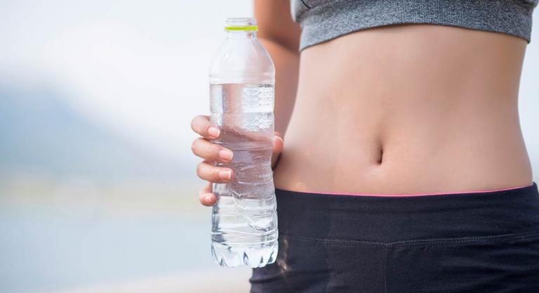 5 beneficios de beber agua por la mañana: bajar de peso