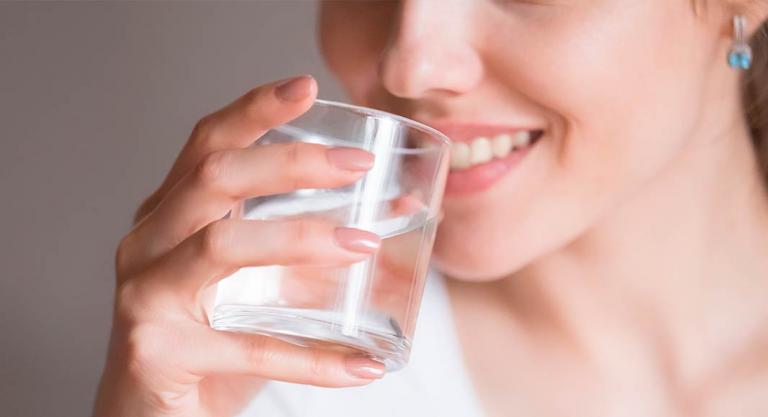 5 beneficios de beber agua por la mañana: piel