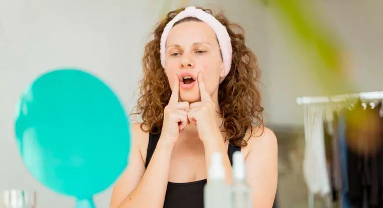 Mujer haciendo ejercicios del Face Fit