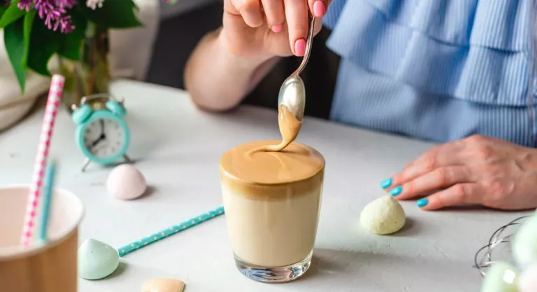 Mujer preparando una receta de café Dalgona