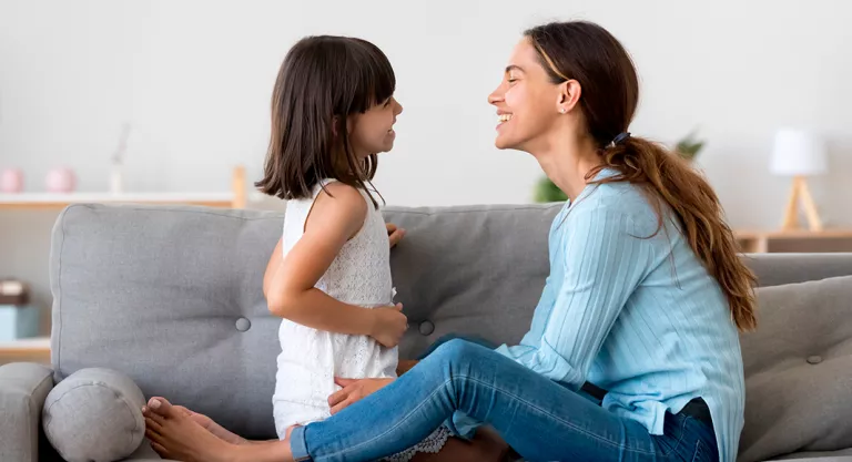 Madre gestionando el aburrimiento con su hija