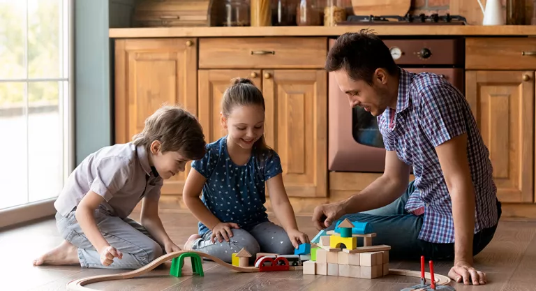 Padres jugando con sus niños 