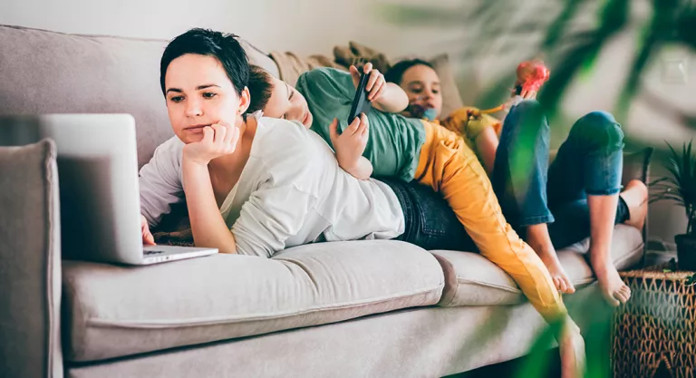 Madre intentando que sus hijos no se aburran