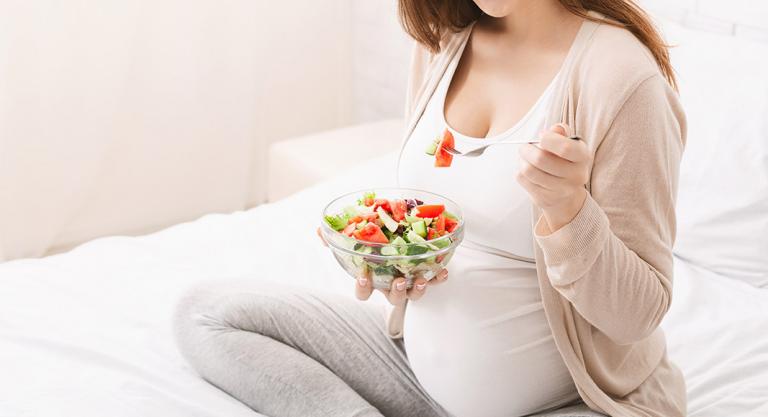 Importancia de la alimentación en la embarazada para evitar los dolores de cabeza